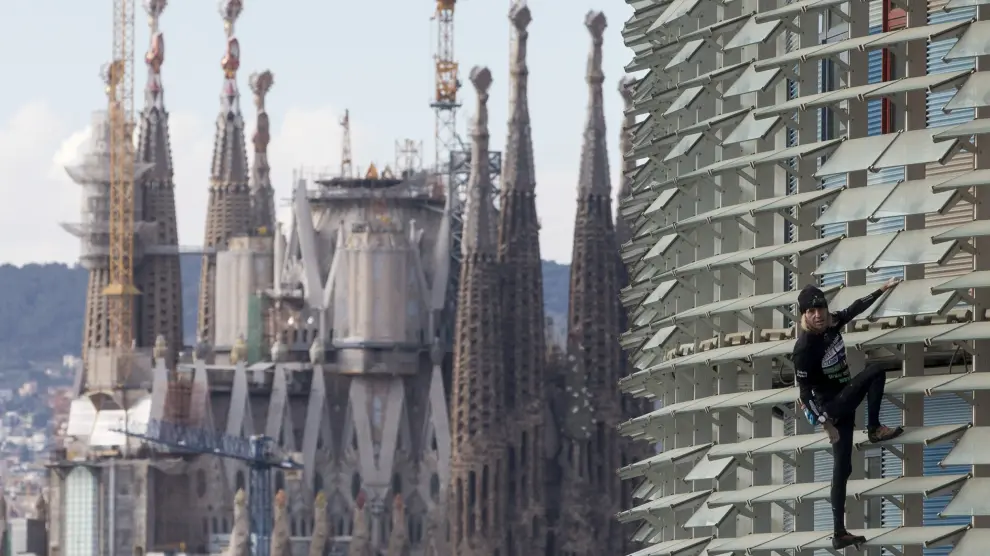 El 'Spiderman' francés escala por tercera vez la Torre Agbar de Barcelona