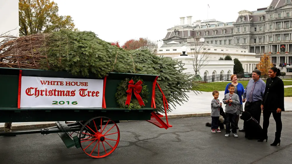 Michelle Obama recibe con sus sobrinos el árbol navideño de la Casa Blanca