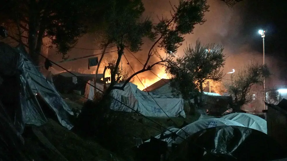 Incendio en el campamento de Lesbos.