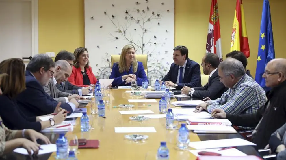 La consejera de Economía y Hacienda, Pilar del Olmo (c), preside una reunión de trabajo sobre el Plan de Dinamización de la Provincia de Soria, este viernes en Valladolid.