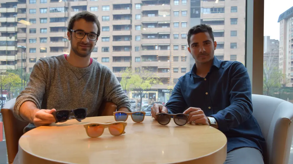 Sergi Bargo y Pedro Parroqué muestran parte de las gafas de madera que comercializan