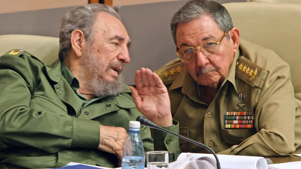 Fidel Castro, junto a su hermano Raúl