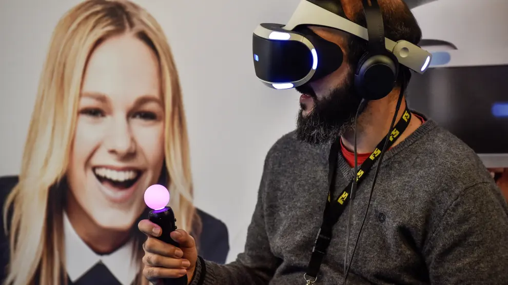 Un visitante prueba unas gafas de realidad virtual durante la primera jornada del Fun & Serious Game Festival,