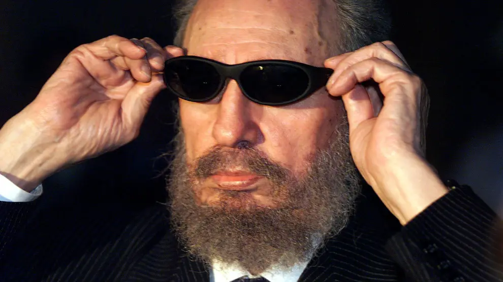 Fidel Castro se puso las gafas del programa 'Caiga quien caiga', en una imagen que fue muy popular en España