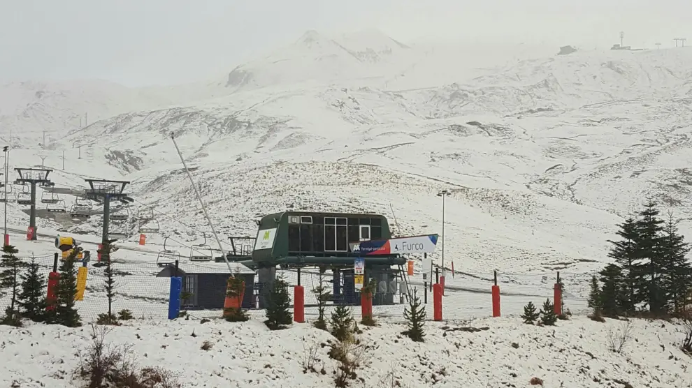 Imagen de la estación de Formigal nevada