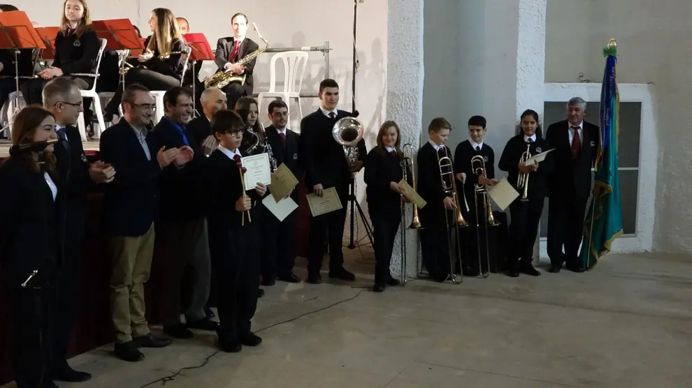 Los nuevos músicos recibieron su diploma e instrumento en el Castillo.