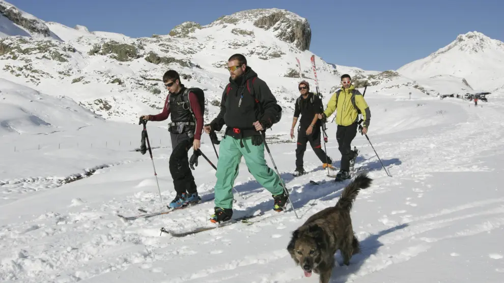 Un grupo de esquiadores en el sector del Portalet, ayer en Formigal.