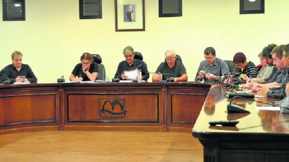 Pleno de la Comarca del Matarraña que aprobó abandonar la FAMCP con los votos de PSOE, PAR y CHA.