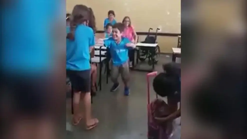 Este niño con parálisis consigue caminar entre aplausos de sus compañeros