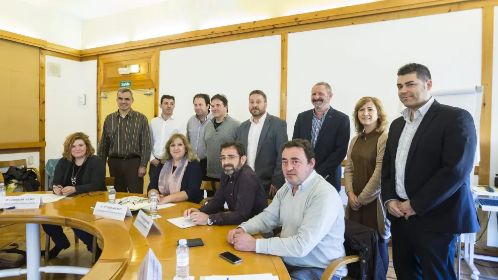 Los representantes de los 11 municipios aragoneses de la lista, con Soro ayer en el Pignatelli.