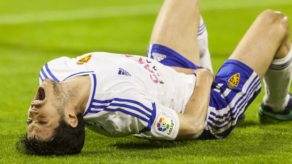 Edu García se duele del golpe recibido en el partido contra el Reus.