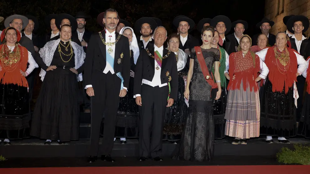 Los reyes, recibidos por el presidente portugués, Marcelo Rebelo de Sousa.