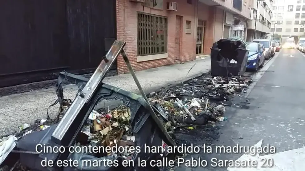 Arden cinco contenedores en la calle Pablo Sarasate