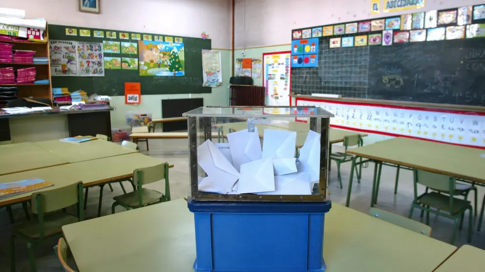 Votación para el consejo escolar en un colegio de Zaragoza.