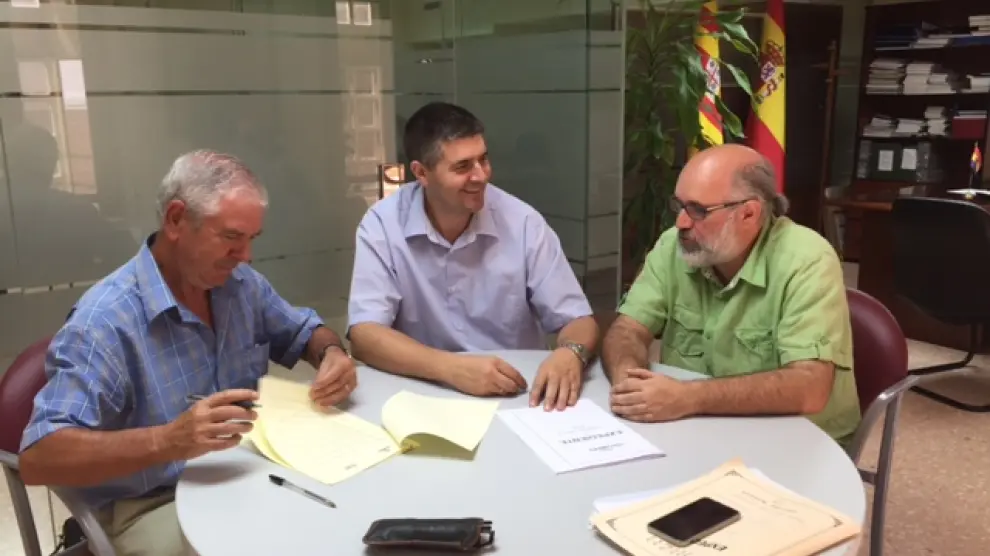 Representantes de Cehimo y el presidente del Cinca Medio, Miguel Aso, han suscrito el acuerdo.