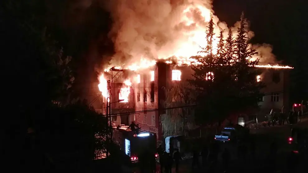 El fuego devoró la residencia estudiantil.