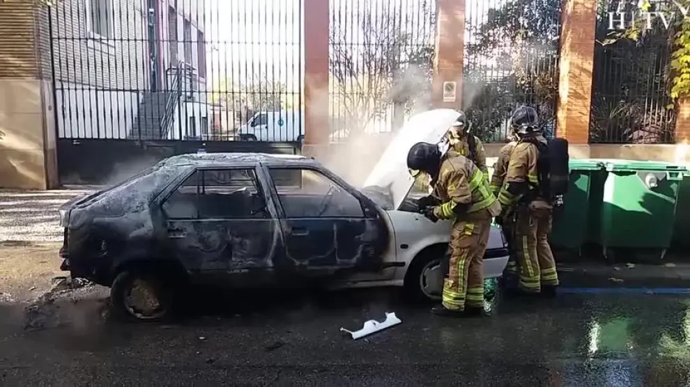 Arde un coche en la calle Gómez Salvo de Zaragoza
