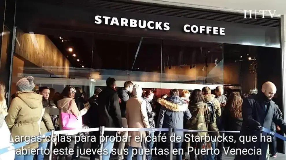 Largas colas para probar el café de Starbucks en Puerto Venecia