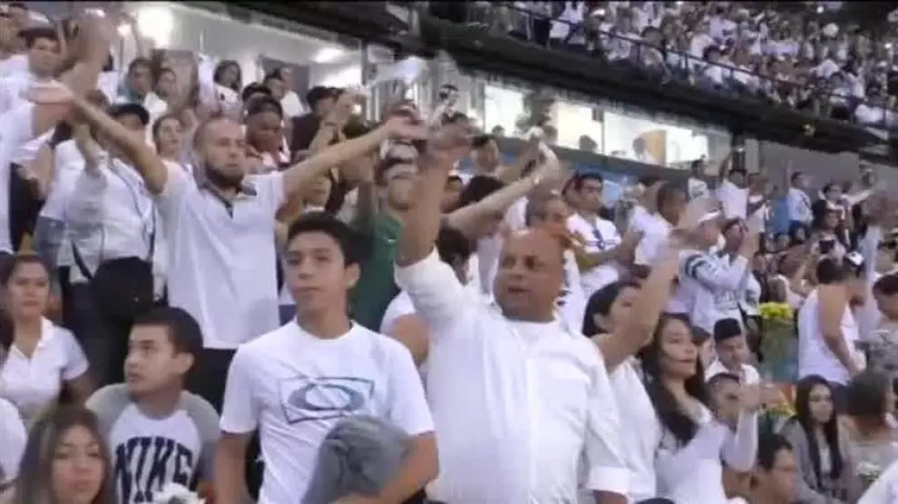 Miles de personas recuerdan al Chapecoense en el estadio de Medellín