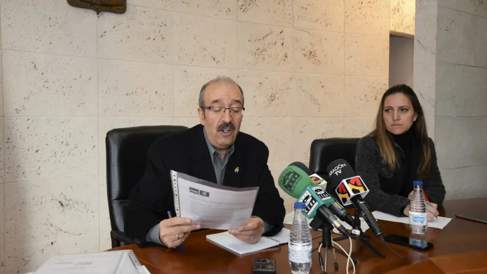 El alcalde, Manuel Rando, y la teniente de alcalde, Silvia Lario, al informar sobre el proyecto fallido.