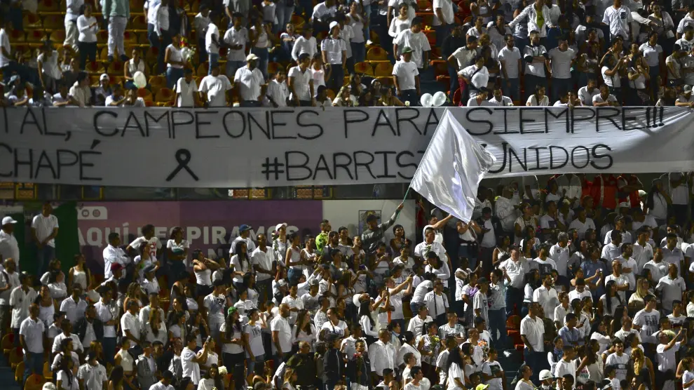 Un estadio Atanasio Girardot hasta la bandera rinde homenaje al Chapecoense