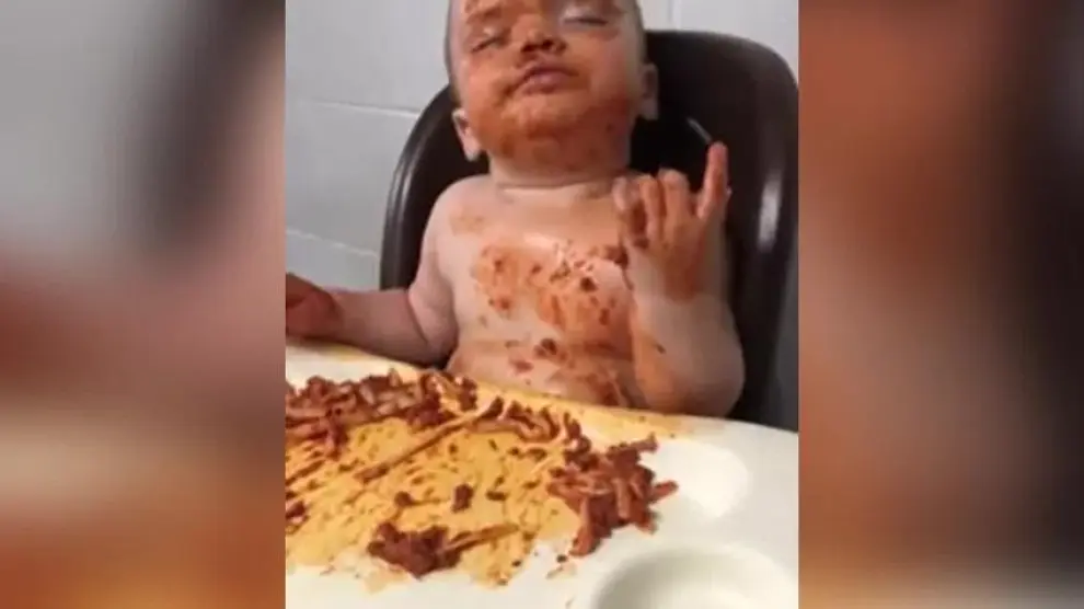 Ni medio dormido perdona este bebé sus espaguetis boloñesa
