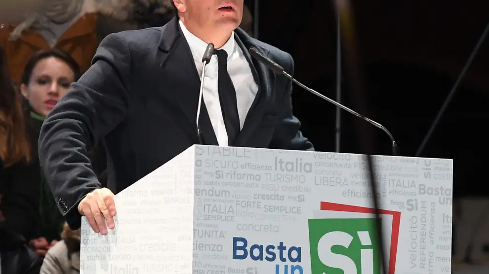 El primer ministro italiano en el último acto de su campaña a favor del "sí" en Florencia.