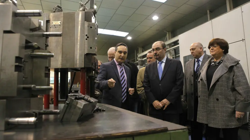 Lambán ha visitado la fábrica de Tecmoplás en Torres de Berrellén con motivo de su 40 aniversario.