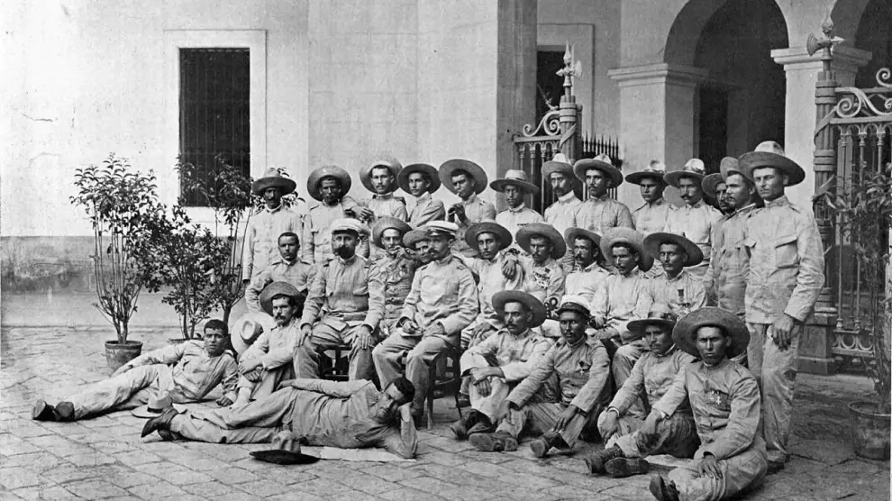 Supervivientes del destacamento de Baler fotografiados el 2 de septiembre de 1899 en el patio del cuartel Jaime I de Barcelona (actualmente es uno de los campus de la Universidad Pompeu Fabra)