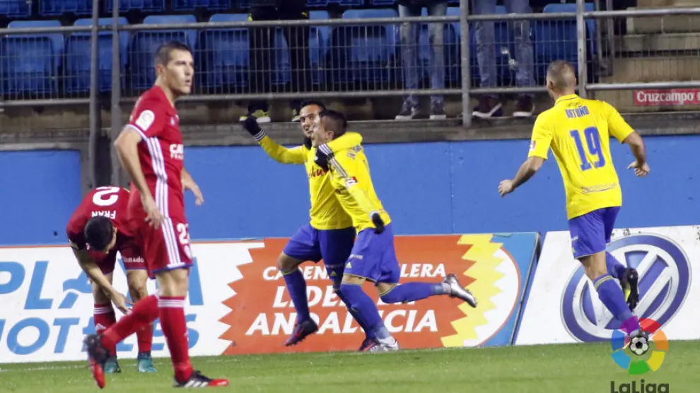 Salvi celebra el primer gol del Cádiz frente al Real Zaragoza.