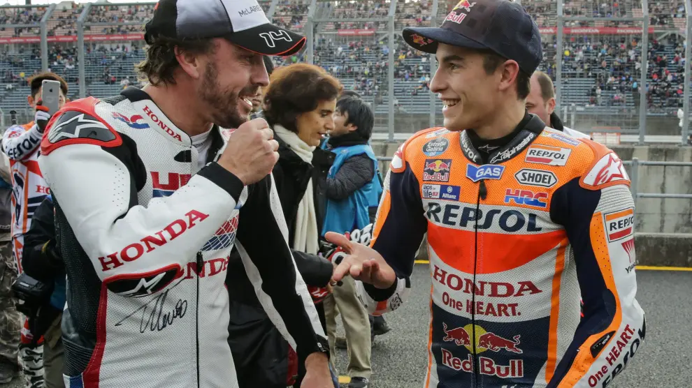 Alonso y Márquez comparten pista sobre dos ruedas en Motegi.