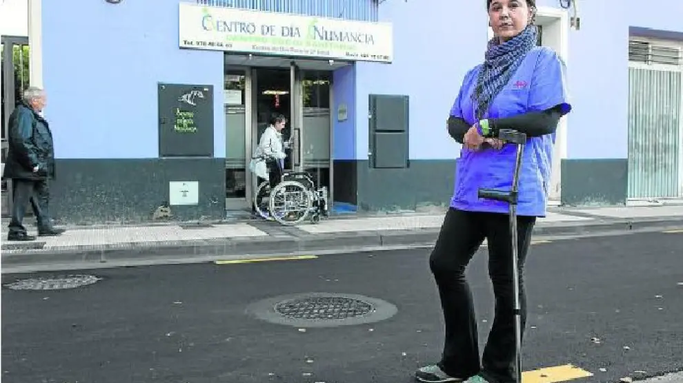 Ana Ortega, directora del Centro de Día Numancia, en la calzada de la calle del mismo nombre.