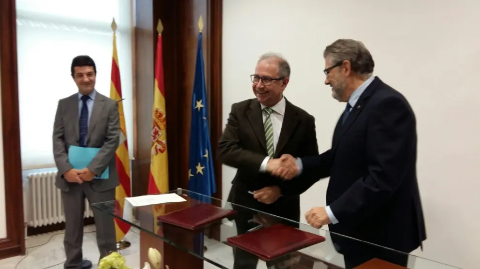 Fernando Gimeno y José Antonio Mayoral firman el convenio de colaboración.