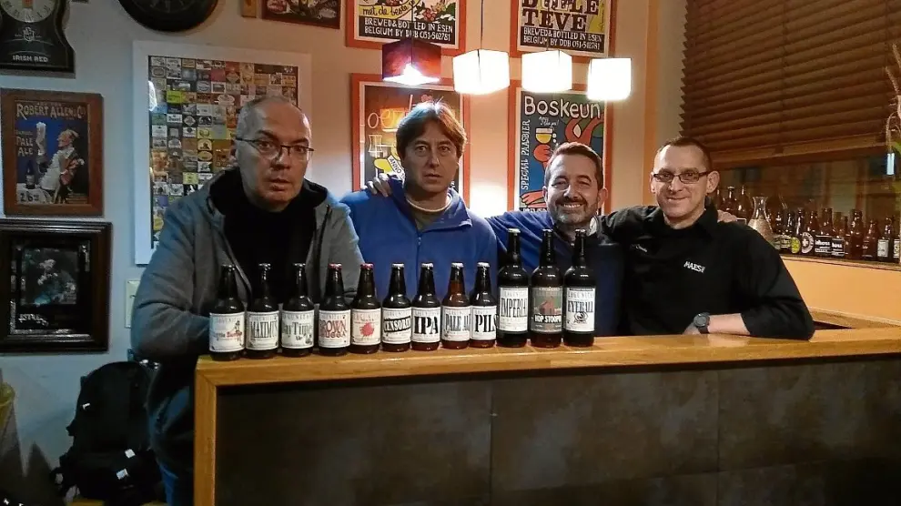 Carlos Pérez, Jacobo Morales, Luis Balcells y Raúl Moncho, con las 12 cervezas catadas.