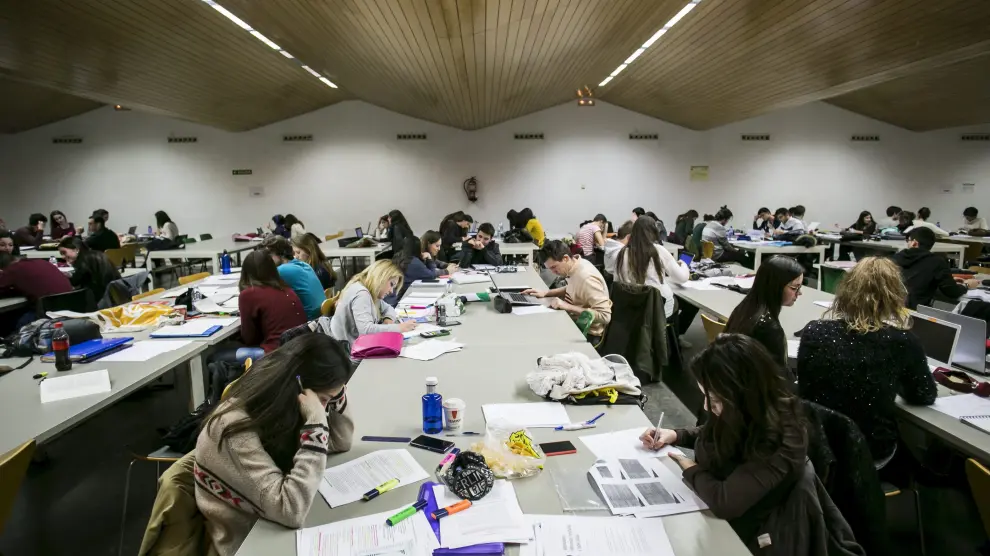 Estudiantes en la Facultad de Economía y Empresa de la Universidad de Zaragoza.