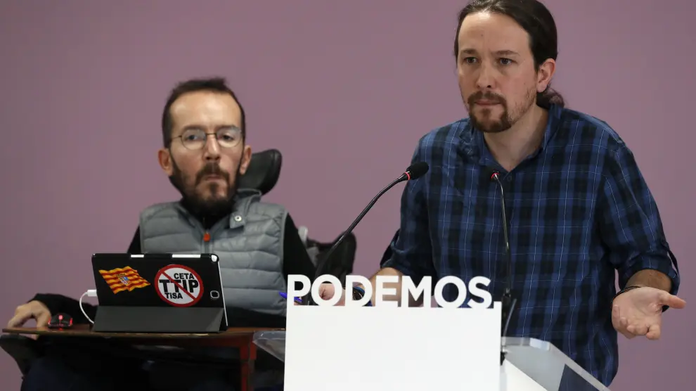 El líder de Podemos, Pablo Iglesias (d), y el secretario de Organización, Pablo Echenique