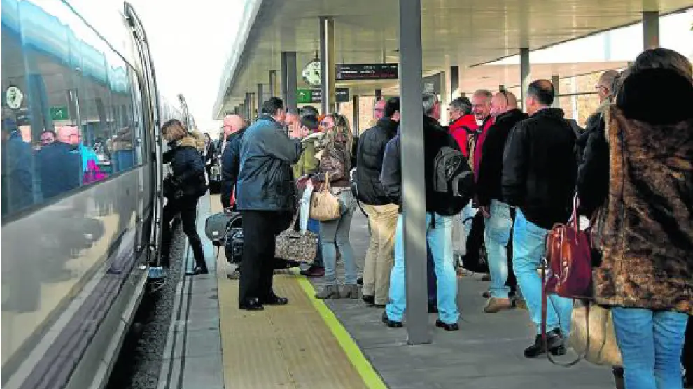 Cola de viajeros en la estación de Calatayud para subirse al AVE de las 15.26 del pasado viernes.