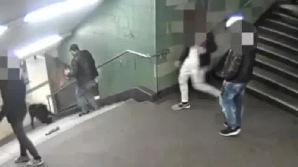 Brutal agresión a una mujer en el metro de Berlín