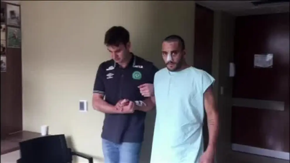 El futbolista del Chapecoense que sobrevivió al accidente aéreo ya camina