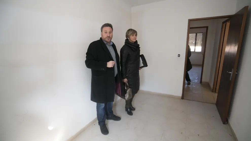 El consejero José Luis Soro y la directora general de Vivienda, Mayte Andreu, en un piso a reformar.
