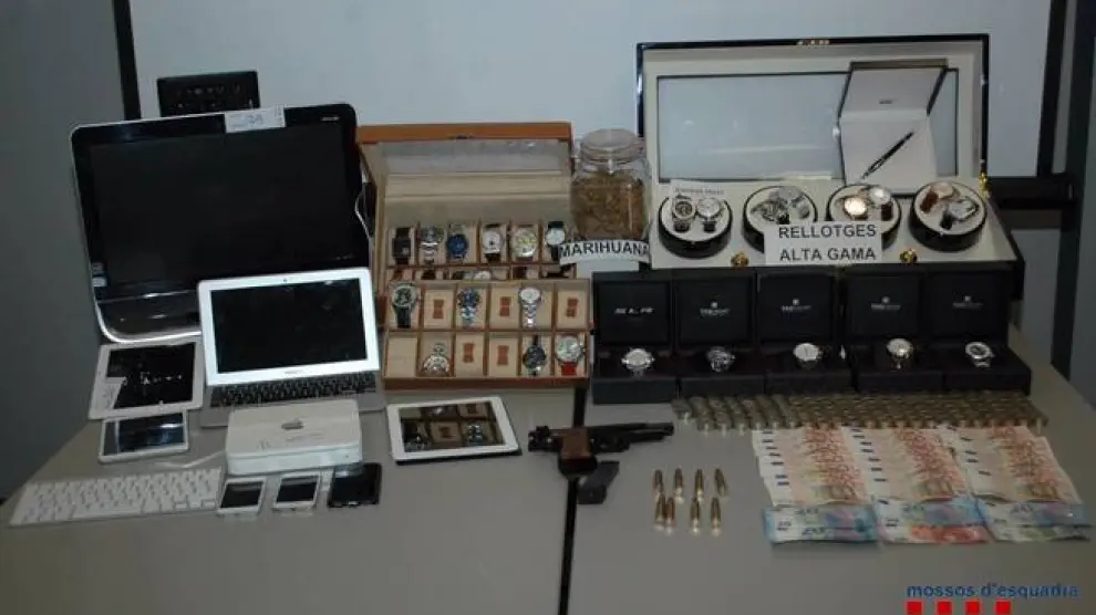Los Mossos encontraron relojes de lujo, armas y munición