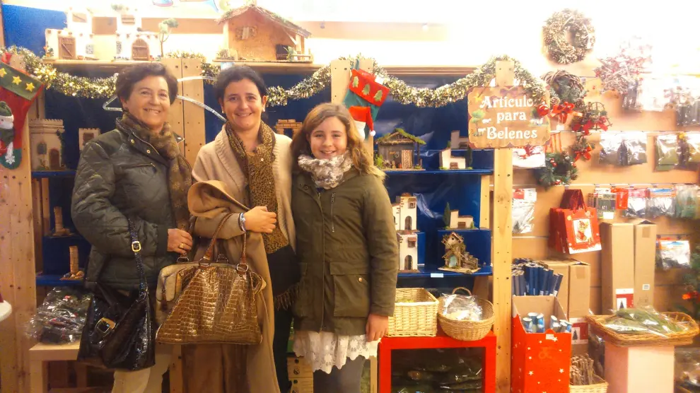 Los zaragozanos llevan días visitando las tiendas de adornos navideños