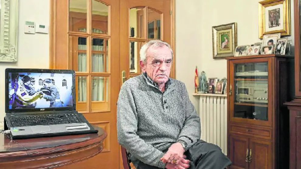 Miguel Ángel Madariaga, teniente retirado de la Guardia Civil, junto al ordenador en el que vio el documental 'Contra la impunidad'.