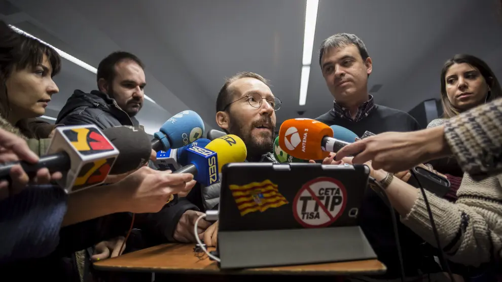 Pablo Echenique atiende a los medios en Zaragoza