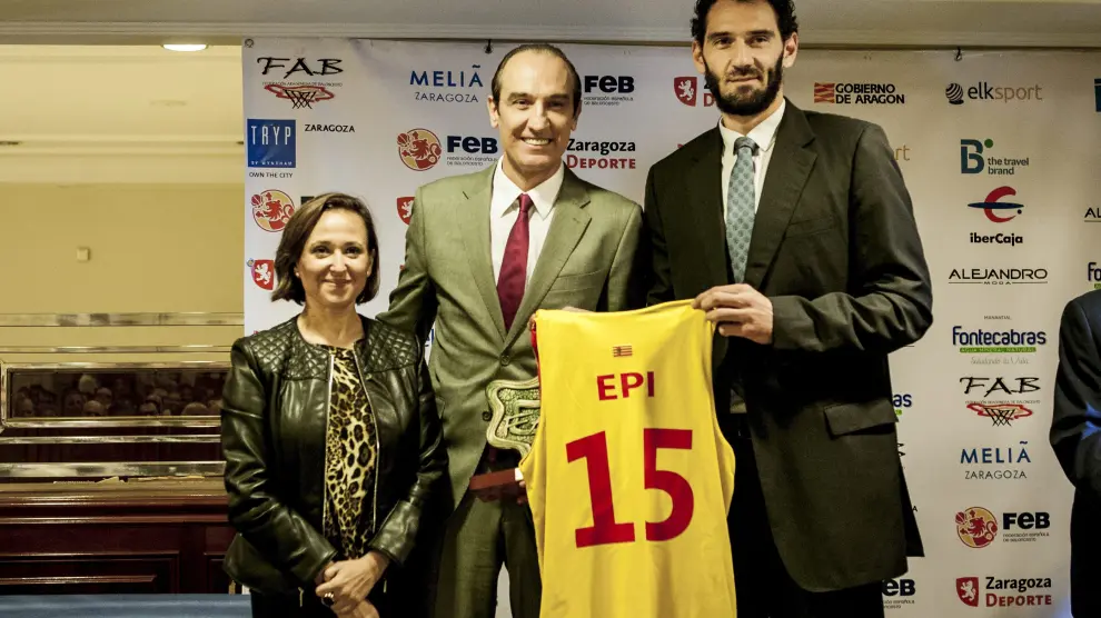 Mayte Pérez (DGA), junto a Epi y el presidente de la FEB, Jorge Garbajosa, ayer en la gala