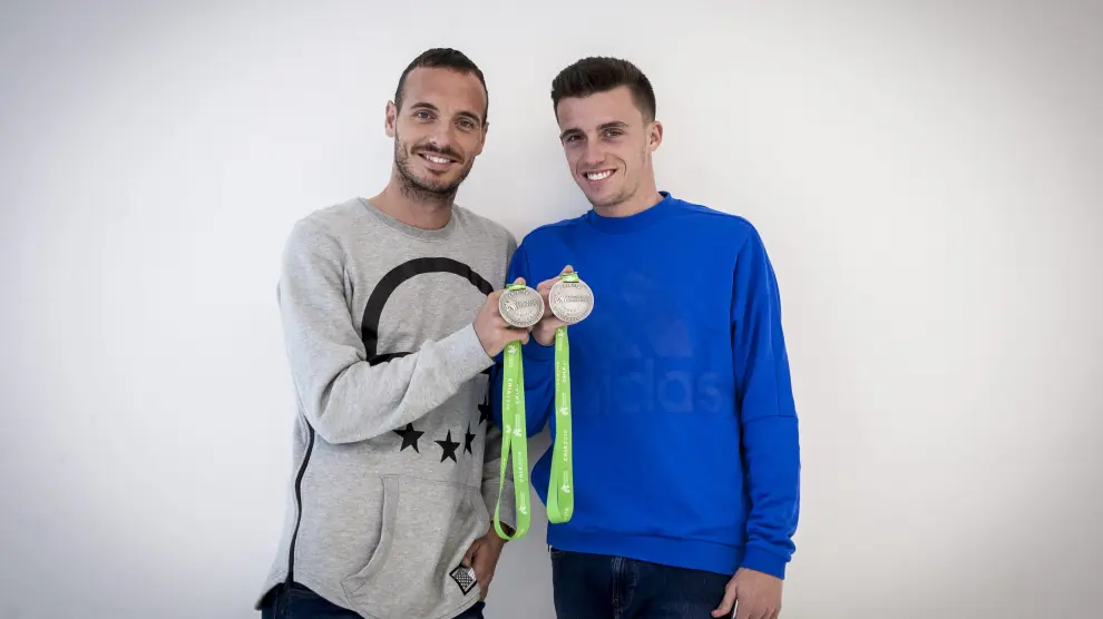 Toni Abadía y Carlos Mayo, con las medallas de plata logradas en el Europeo, ayer en la Universidad de San Jorge.
