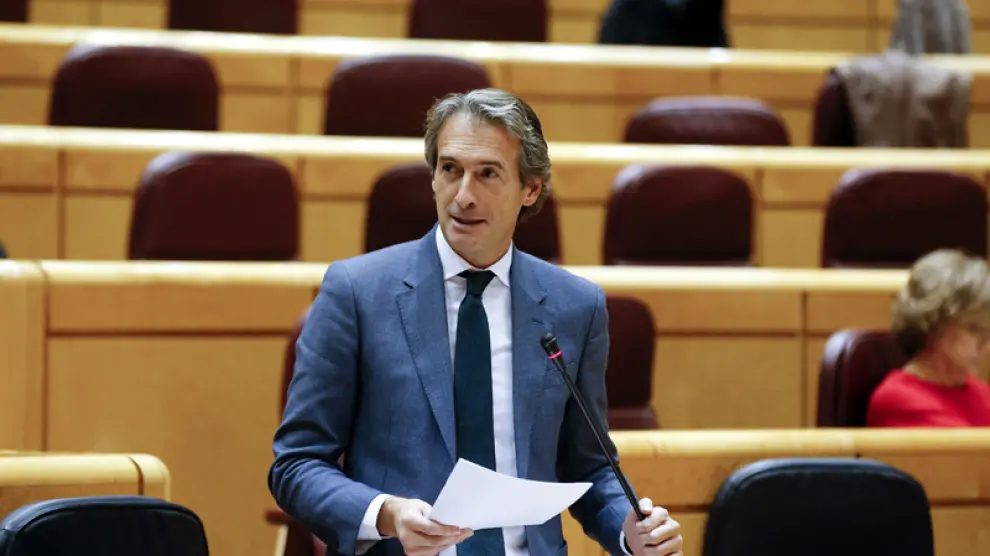 El ministro de Fomento, Íñigo de la Serna, en su comparecencia en el Senado, este martes.