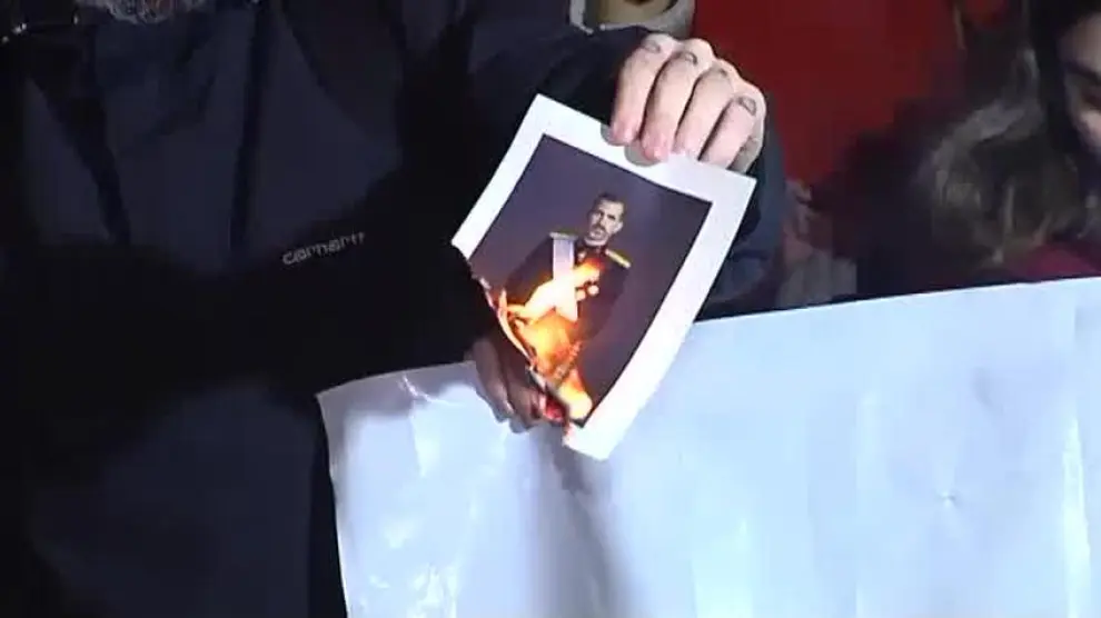 Miembros de la CUP queman fotos del Rey en una concentración