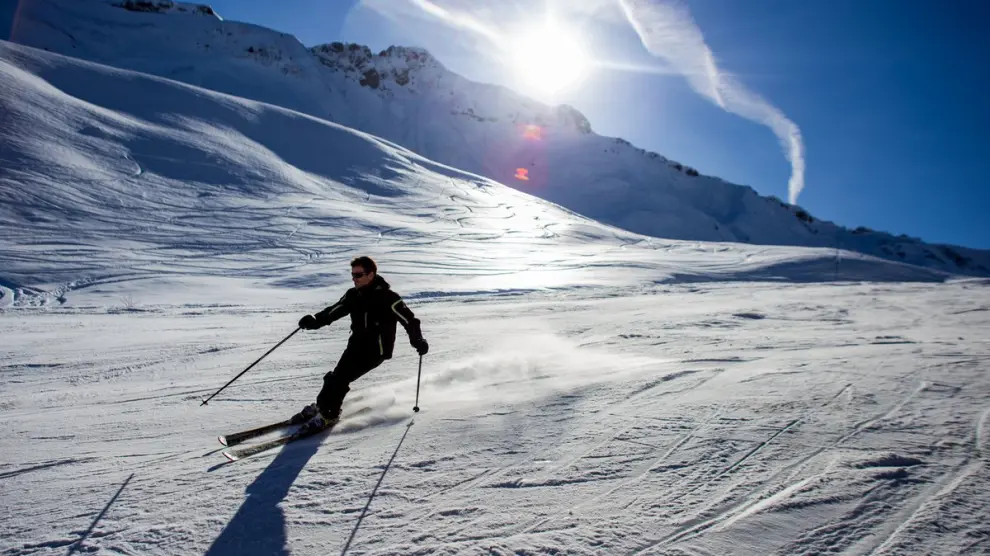 Un esquiador bajando una pista en Formigal.