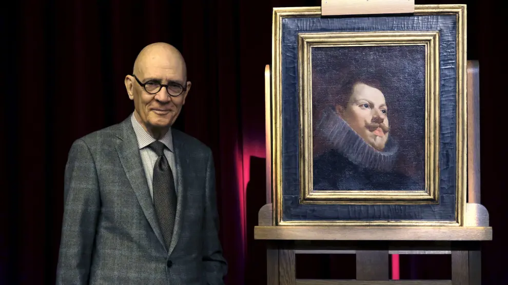 William B. Jordan junto a 'Retrato de Felipe III' de Velázquez.